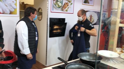 Kevin Escoffier joue les cuisiniers