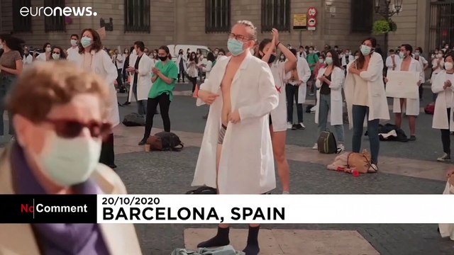 لم يجدوا غير خلع الملابس للتعبير عن معاناتهم.. هكذا احتج أطباء إسبان على تدني ظروف عملهم