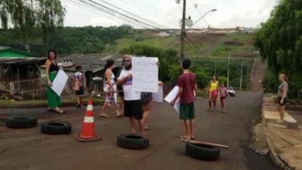Moradores fazem nova interdição em cruzamento em que dois motociclistas morreram no Universitário