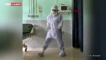 Hindistan’da koronavirüs yoğun bakımında görevli doktorun dansı