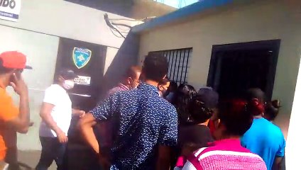 COBRANDO DINERO PA PONER UNA DENUNCIA EN LA POLICIA NACIONAL