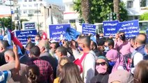 شاهد: وقفة احتجاجية للعاملين بوكالات السفر أمام وزارة السياحة التونسية