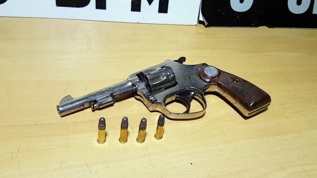 Jovem é detido com revólver durante abordagem policial no Cascavel Velho