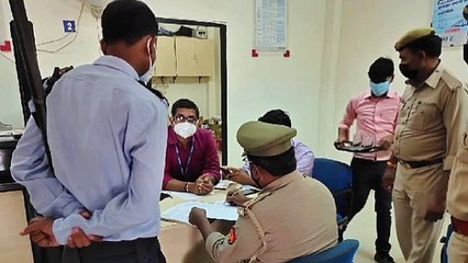 बैंकों पर पहुंच कर पुलिस ने बैंक का किया निरीक्षण