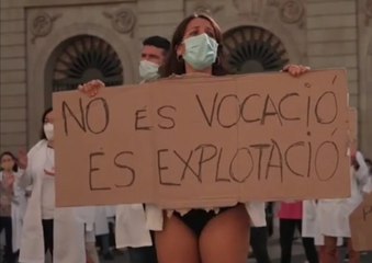 أطباء يتظاهرون بالملابس الداخلية في برشلونة