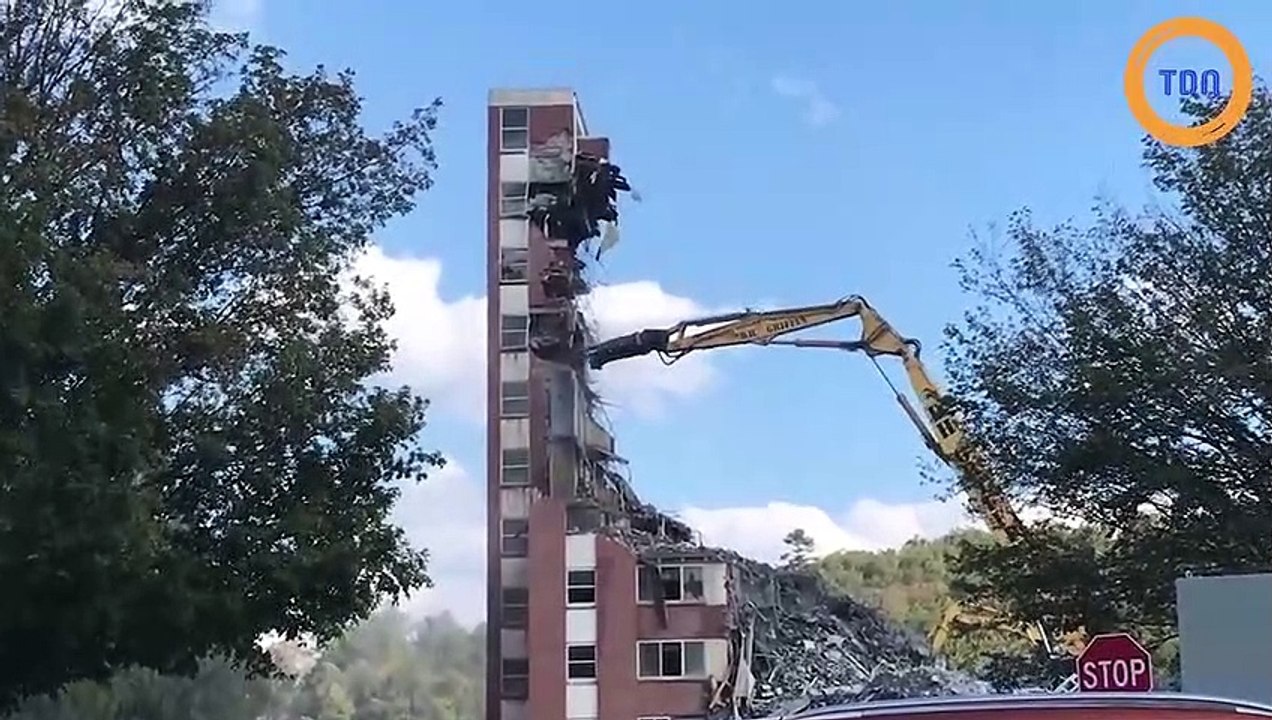 Un immeuble en déconstruction s'écrase sur une grue et la casse !