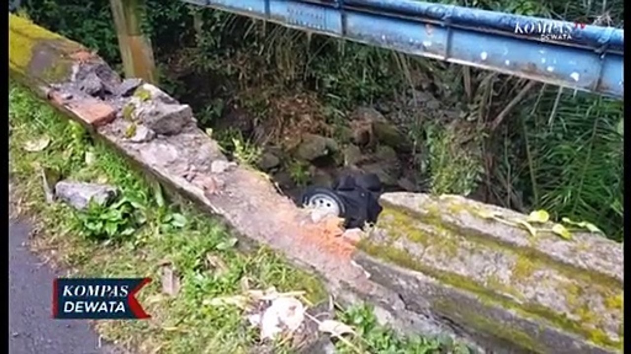 Bahaya!, Salah Injak Rem Mobil Masuk Dasar Sungai