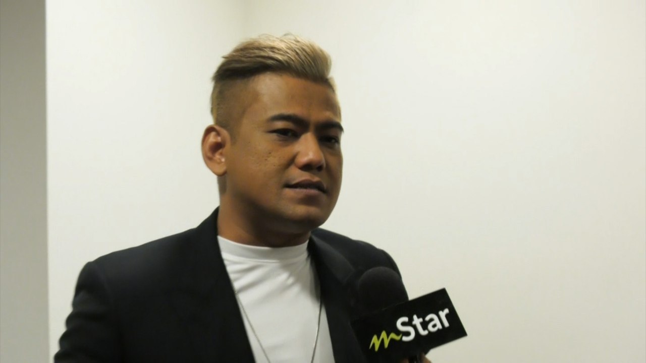 Azlan Typewriter pun dah pandai ‘colour’ rambut, ikut trend katanya...