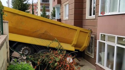 Freni boşalan hafriyat kamyonu apartmana girdi