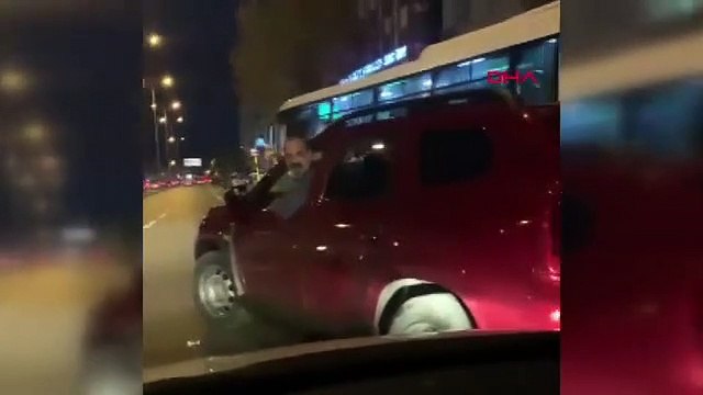 Önünü kestiği sürücünün aracını yumrukladı