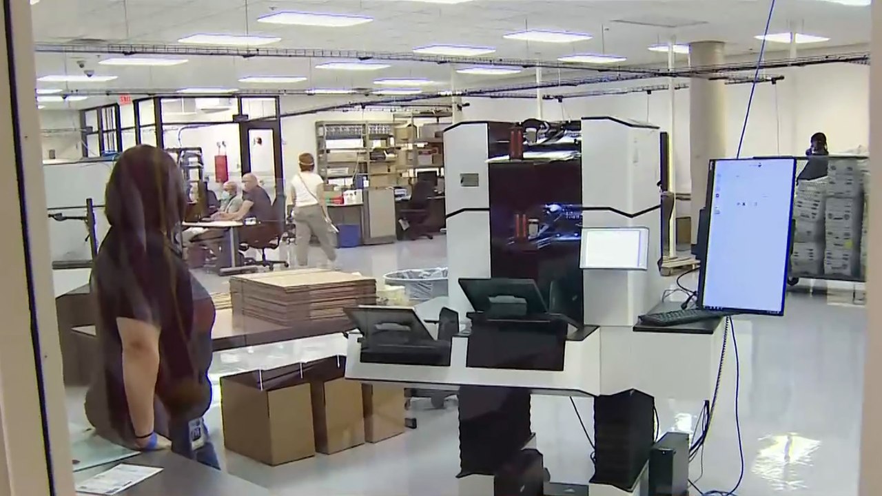 كاميرا الجزيرة تزور أحد مراكز فرز أصوات الناخبين بمقاطعة ماريكوبا الأميركية