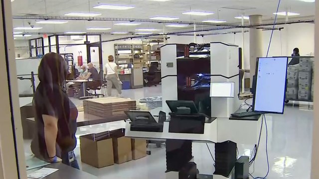 كاميرا الجزيرة تزور أحد مراكز فرز أصوات الناخبين بمقاطعة ماريكوبا الأميركية