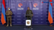 Ermenistan Savunma Bakanlığı Sözcüsü, basın toplantısı yaparken arkasındaki terlikli umursamaz asker dikkat çekti