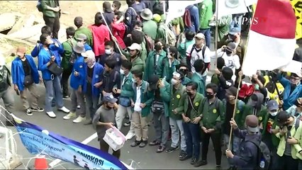 BEM SI Demo Tolak UU Cipta Kerja Mulai Ricuh, Marinir Ajak Massa Membubarkan Diri