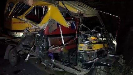 बाराबंकी:-ट्रैक्टर और टैम्पो की भीषण टक्कर, भिड़ंत में टैम्पो के उड़े परखच्चे