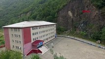 Yamaçtan bahçesine kayalar düşen okul kapatıldı