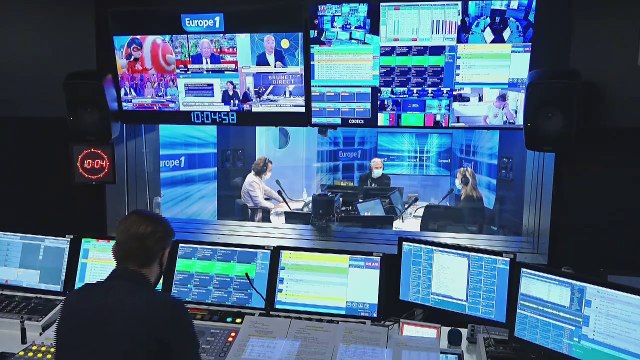 Dans Un dîner presque parfait , des gens qui ne se connaissent pas s'invitent à dîner pour se faire pourrir !