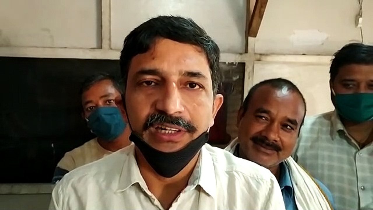 कानपुर में स्कूल फीस माफी को लेकर अखिल भारतीय पीड़ित अभिभावक महासंघ ने प्रदर्शन किया