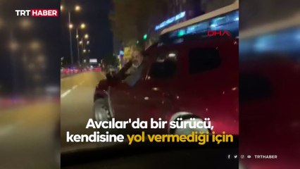 Yol vermeyen sürücünün aracını yumrukladı