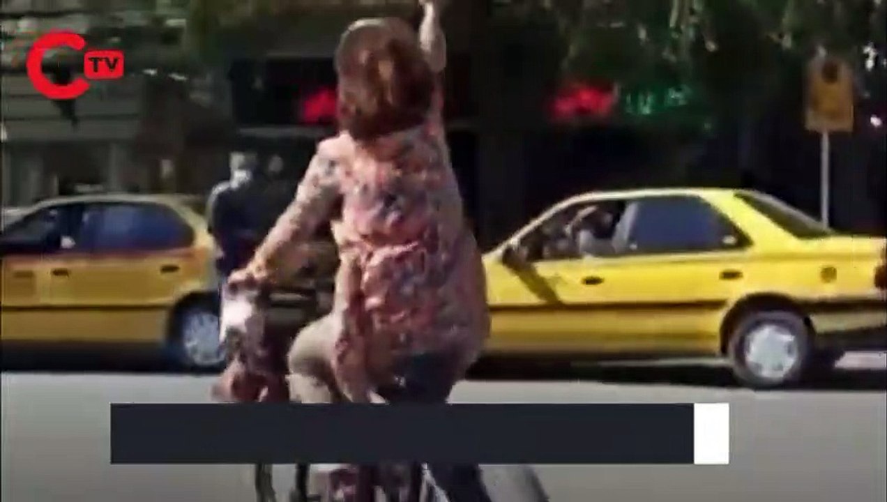 Baş örtüsü takmadan bisiklete binen kadını gözaltına aldılar