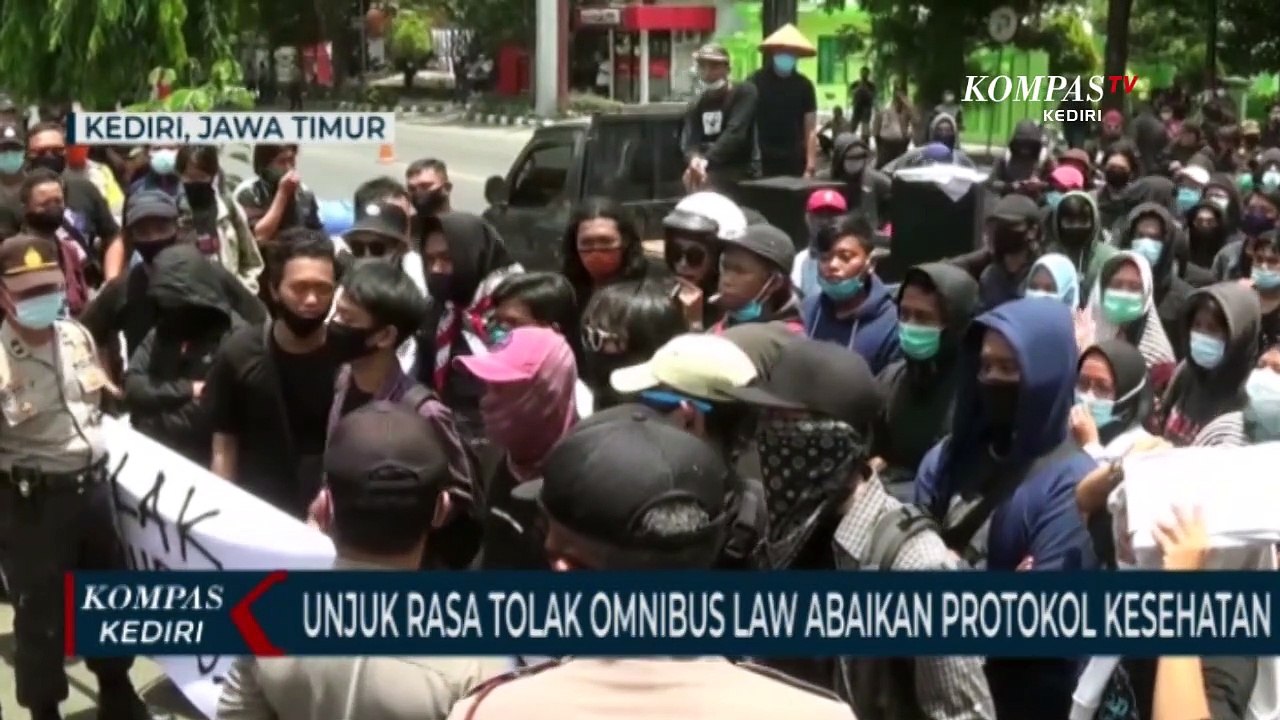 Aksi Unjuk Rasa Tolak Omnibus Law Abaikan Protokol Kesehatan