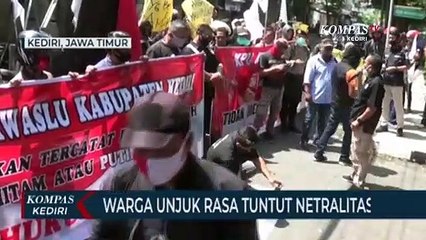 Warga Unjuk Rasa Tuntut Netralitas KPU Kabupaten Kediri