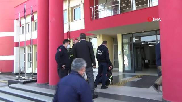 Valilik binasında polisin belinden düşen biber gazı patlayınca panik yaşandı