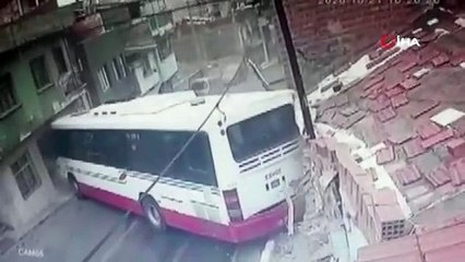 İzmir'de belediye otobüsü iki eve çarptı, 6 kişi yaralandı