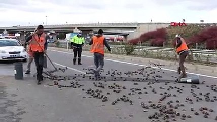 Savrulan TIR'daki yüzlerce somun yola saçıldı