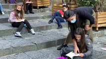 Clases en la calle en el barrio español de Nápoles