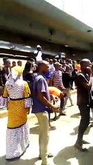 Manifestation massive face à l’ambassade le Guinée à Dakar : Alpha Condé traité de tous les noms !