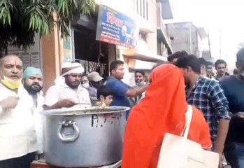 Tải video: रघुकुल हॉस्पिटल के द्वारा भंडारे का किया गया आयोजन