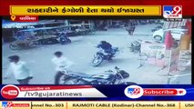 Video shows bulls fighting in the middle of busy road, Bharuch _ Tv9GujaratiNews