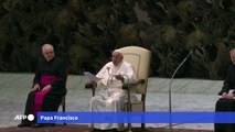 El papa Francisco mantiene la distancia con los fieles en su audiencia semanal
