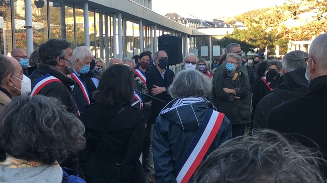 Hommage à Samuel Paty devant le lycée Maurois