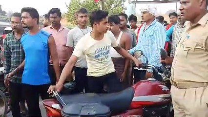 पिता को छुड़ाने पहुँची बेटी ने पुलिस के साथ की नोकझोंक व मारपीट, विडियो वायरल