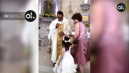 El gesto de una niña durante su primera comunión, en tiempos de coronavirus, choca los 5 con el cura