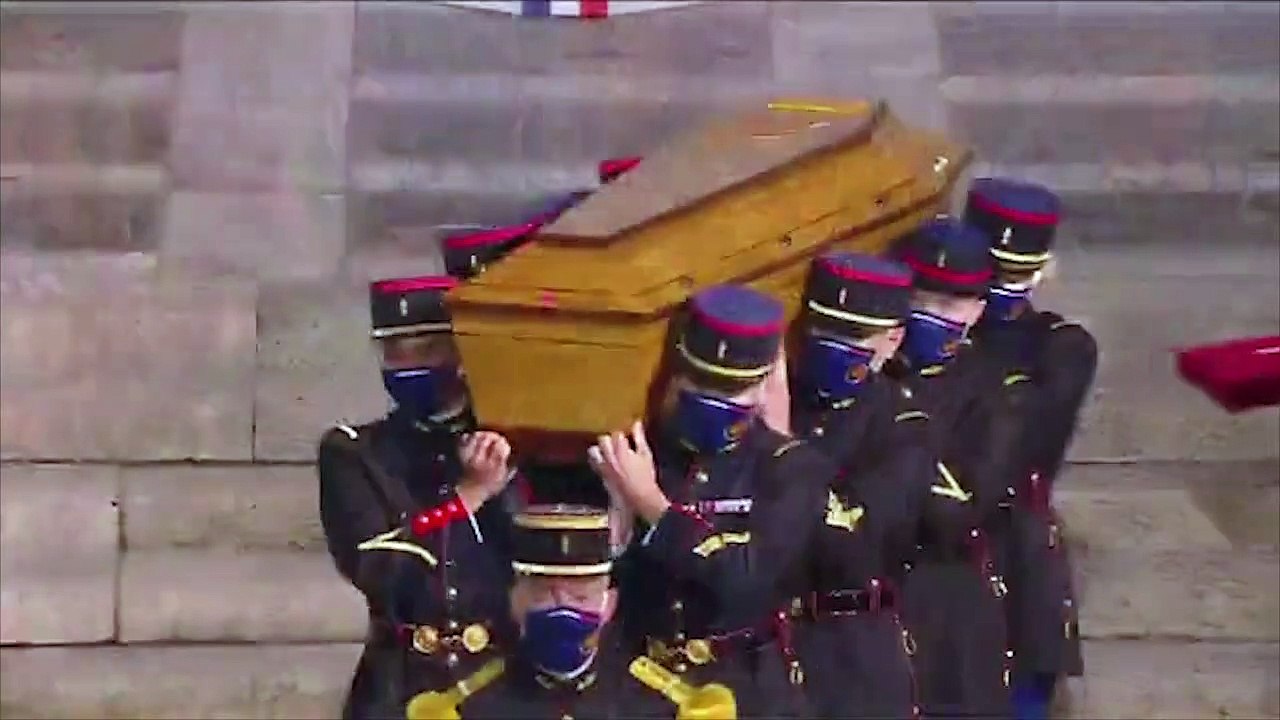 Hommage national à Samuel Paty: L'entrée émouvante du cercueil de Samuel Paty sur "One" de U2
