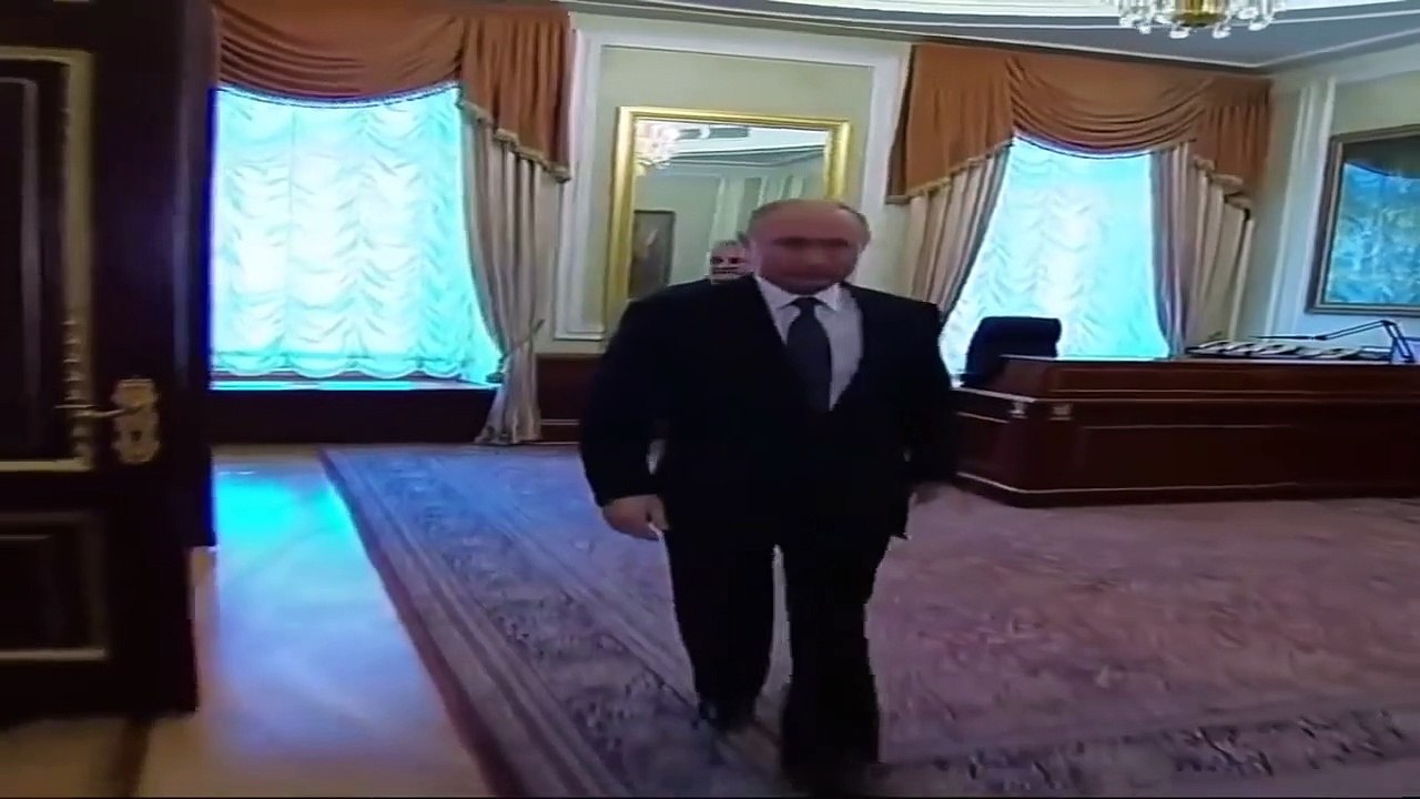 Wide Putin Walking but every time he turns he gets wider