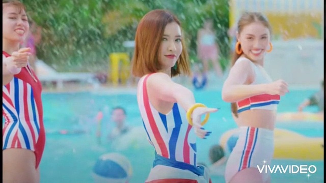 Bích Phương khoe thân hình nóng bỏng tại hồ bơi