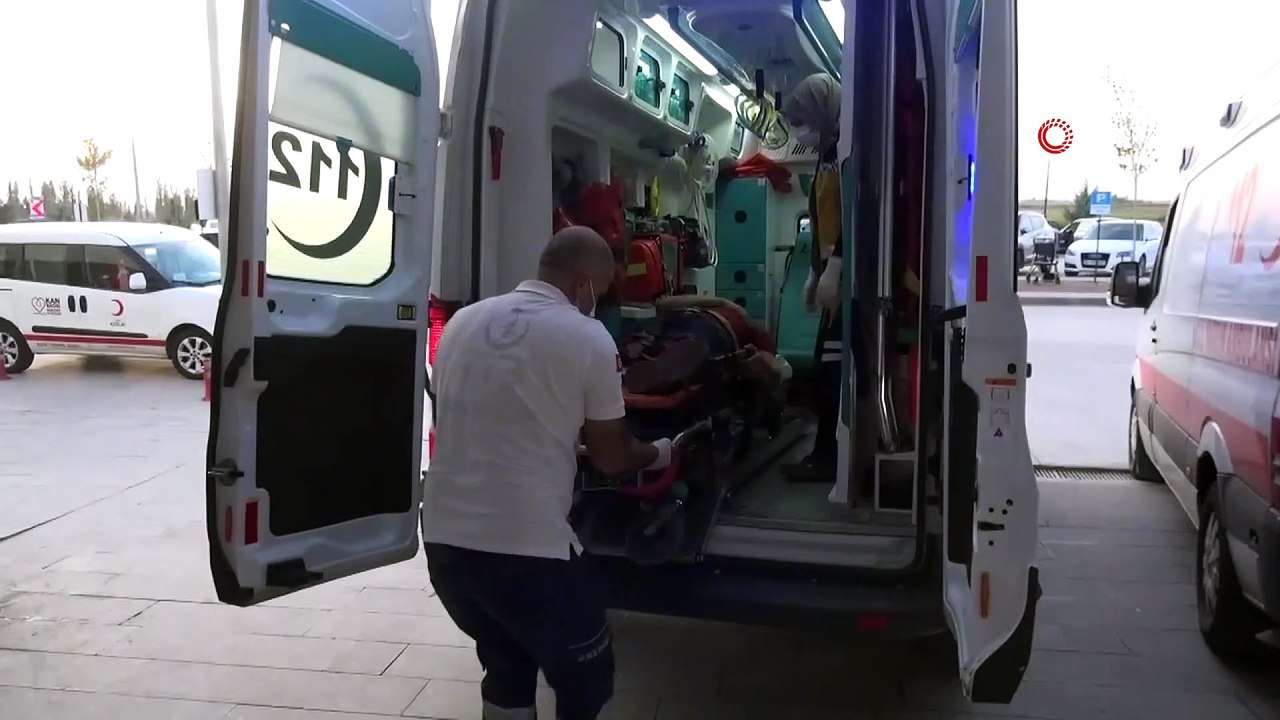 Tabela takarken dengesini kaybeden işçi tabela ile birlikte düştü