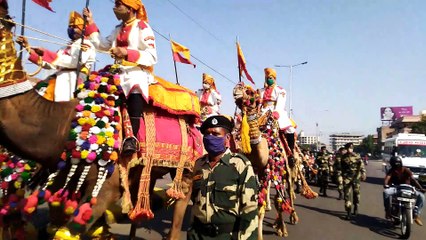 सजे धजे रेगिस्तान के जहाज के साथ बीएसएफ ने निकाली रैली