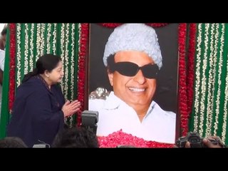 Victorious Jaya garlands MGR statue at Anna Salai, Chennai | TN Election 2016 Results
