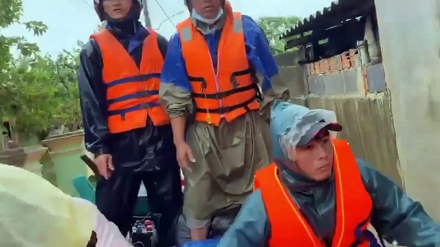 Hồ Việt Trung ném đồ cứu trơ