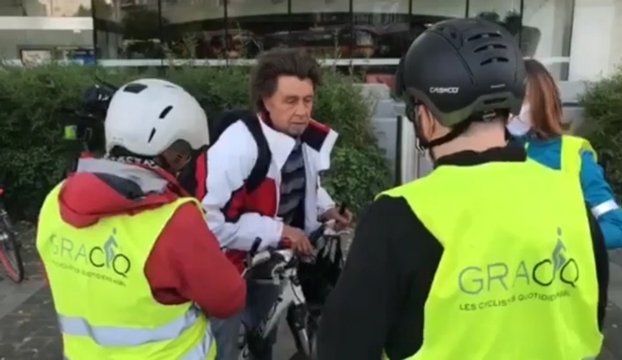 Action "To be seen or not to be, ce n'est pas la question", devant la gare des Guillemins à Liège