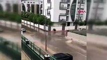 Antalya'da bir vatandaş, köpeği yağmurdan böyle korudu