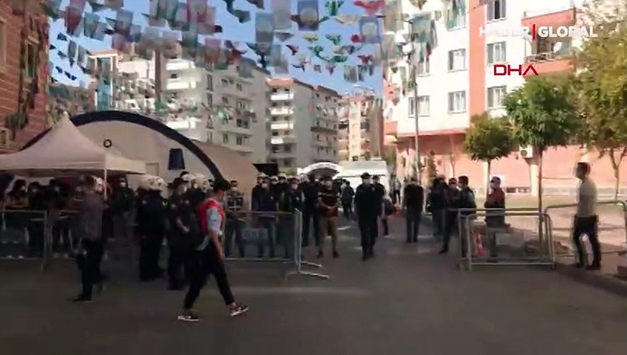 Diyarbakır'da HDP İl Binası'nda polis arama yapıyor