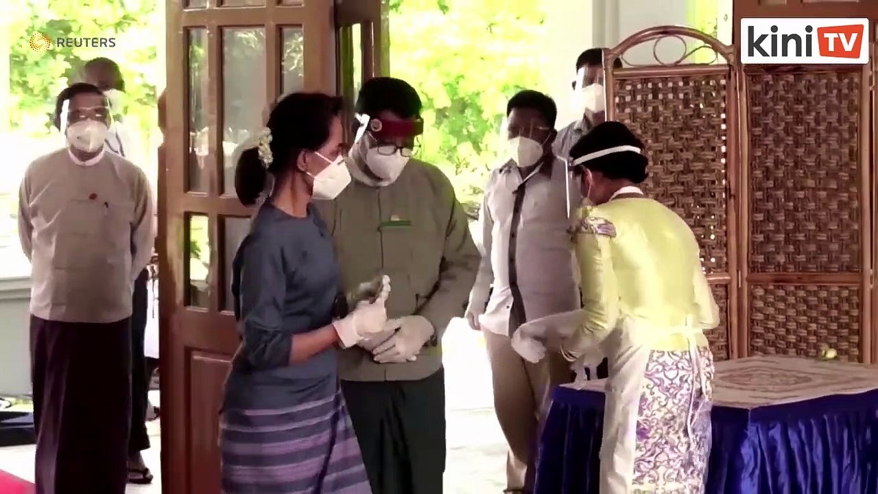 Aung San Suu Kyi mengundi awal menjelang pilihan raya