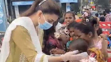 Urvashi Rautela ने गरीब बच्चियों को बांटा खाना, Video Viral | FilmiBeat