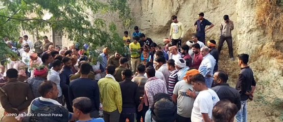 घर के बाहर मिला युवक का शव, परिवार ने जताई हत्या की आशंका